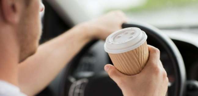 تناول القهوة أثناء القيادة