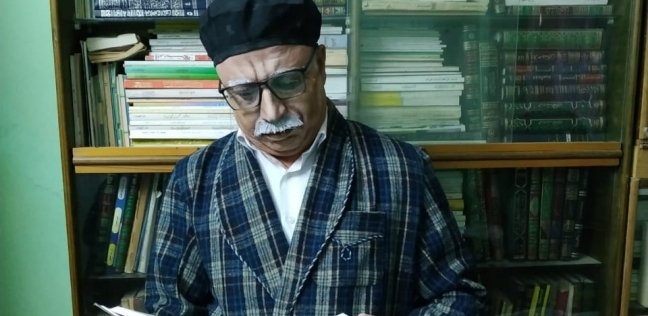 مدرس لغة عربية يصنع مواد فيلمية من المناهج التعليمية