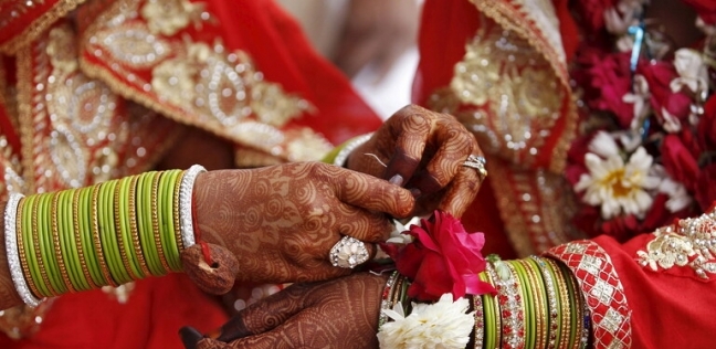 عروسان يهربا من قيود كورونا في الهند بطريقة مبتكرة «فيديو»