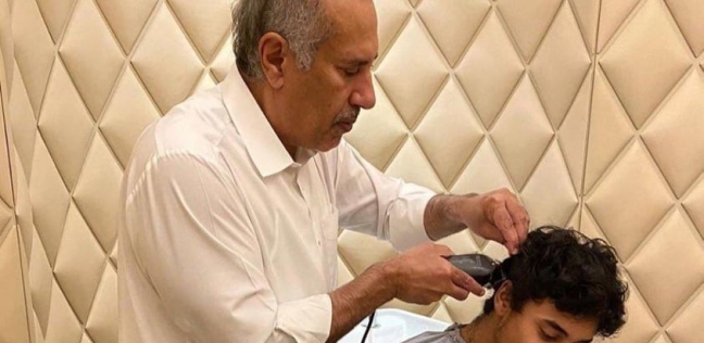 وزير خارجية قطر السابق يقوم بحلاقة شعر ابنه
