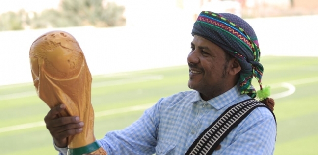 الفنان اليمني يعقوب سالم هبشان مع كأس العالم الذي نحته