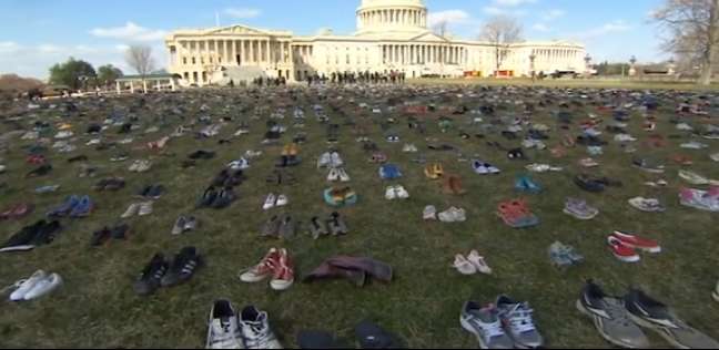 احتجاج بـ7 آلاف حذاء أمام الكونجرس لمواجهة "عنف الاسلحة المفجع"