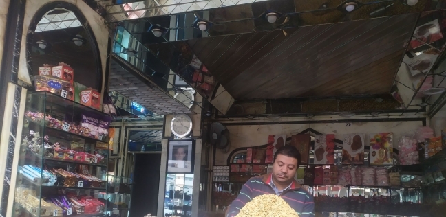 رغم تحذيرات من سوء الأحوال الجوية المصريون أنعشوا مبيعات «التسالى»