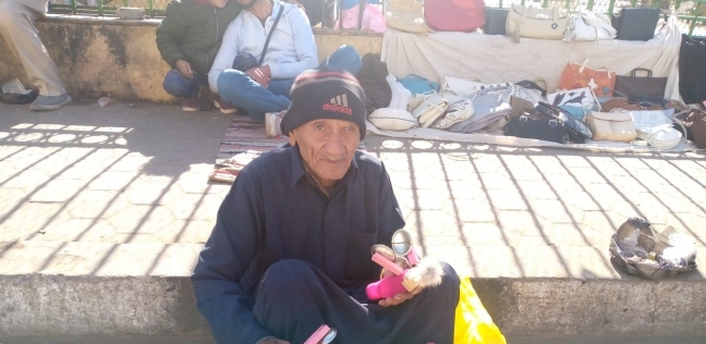«عم عبدالفتاح» يبيع الأراجوز على الرصيف