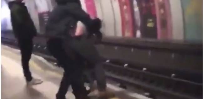 لقطات تحبس الانفاس لمزاح بين صديقين في محطة مترو كاد أن يقتلهما