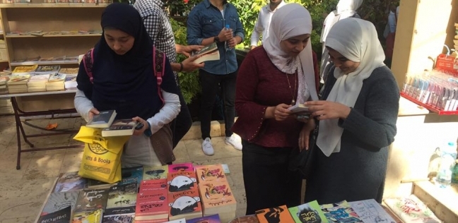 فتيات داخل معرض مصر الجديدة للكتاب