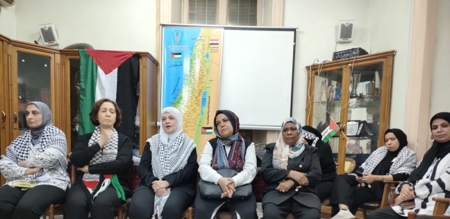 أمهات فلسطينيات في مقر اتحاد المرأة الفلسطينية بالقاهرة