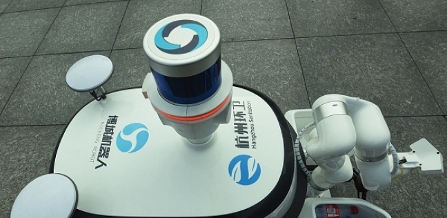 روبوت صيني لجمع القمامة