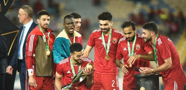 احتفال محمد عبد المنعم مع لاعبي الأهلي