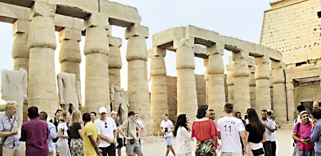 مصريون وأجانب فى زيارة لآثار الأقصر "صورة أرشيفية"