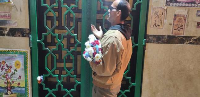 «عم أحمد» 30 سنة يقدم الورود لـ«السيدة نفيسة»