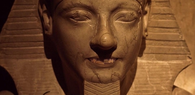 التمثال الفرعوني يضحك