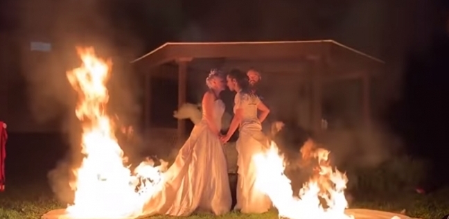 عروسان تحرقان ملابسهما أثناء الزفاف