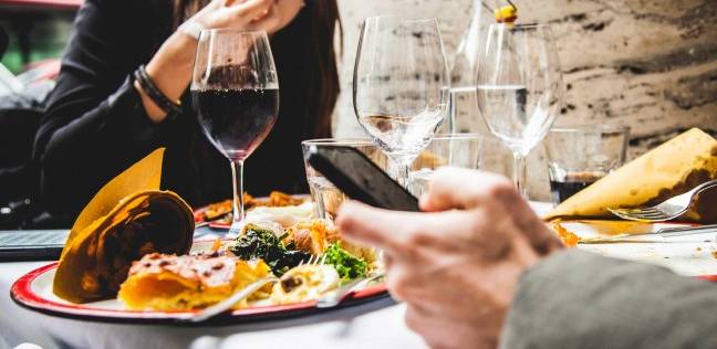 دراسة تحذر من تناول الطاعم في المطاعم والمقاهي: "خطر حقيقي ينتظركم"