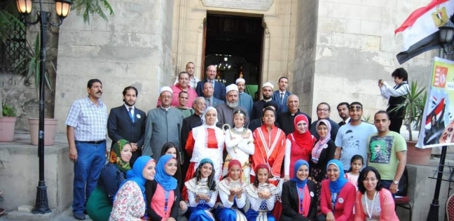 الشباب المسلم والقبطي داخل الكنيسة