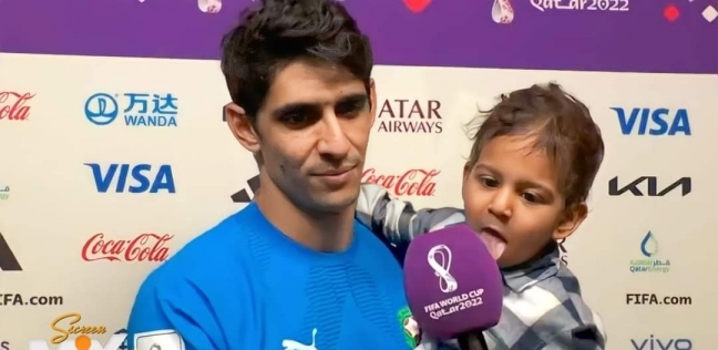 ياسين بونو وطفله