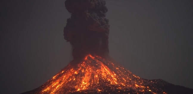 "ظاهرة ساحرة".. شاهد أضواء البرق في انفجار بركان إندونيسي