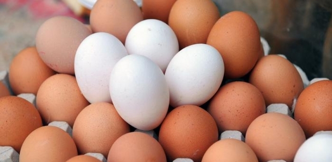 البيض البني والأبيض