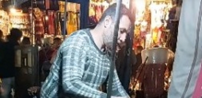 «علاء» أشهر بائع جوز هند وحب العزيز بمحيط الحسين