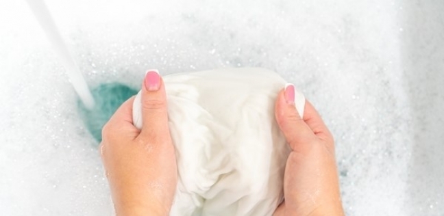 كيفية تنظيف الملابس البيضاء لتحتفظ بلونها