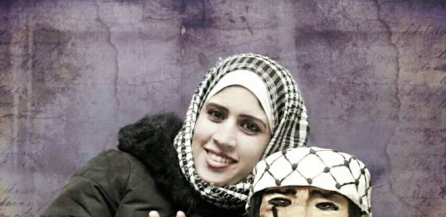 «دينا» مع كيكة المناضل الفلسطيني