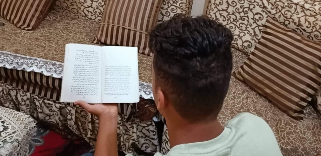 السيد عبد الحميد يقرأ كتاب من عم خالد