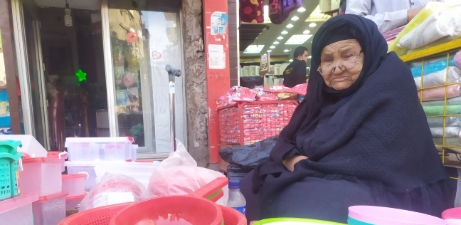 «حُسنة» أمام بضاعتها فى سوق السيدة زينب