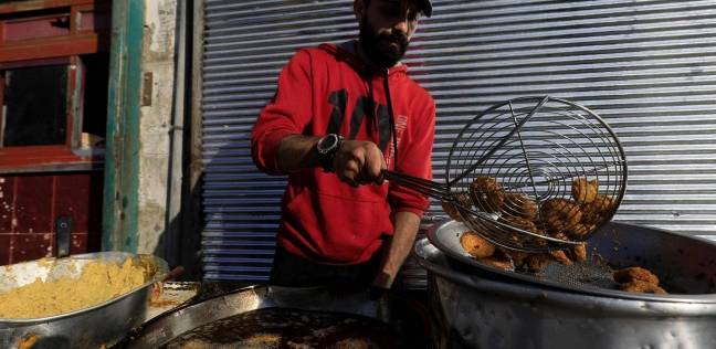 سكان الرقة يستعيدون ملامح ما قبل الحرب في مطعم فلافل: "اللي راح هيرجع"