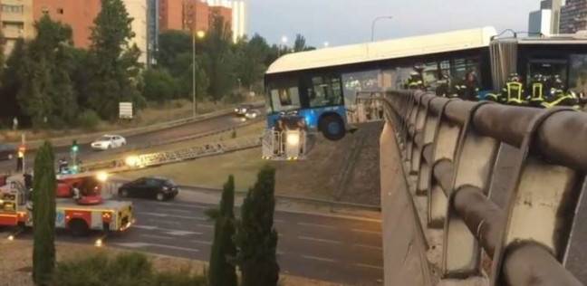 حافلة تتدلى من حافة جسر في حادثة غريبة بمدريد