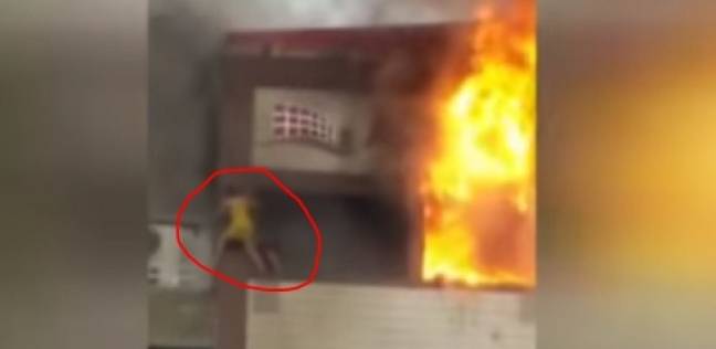 امرأة تسقط من الطابق الخامس هربا من حريق