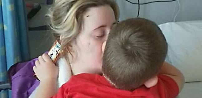 لحظة مؤثرة.. لقاء أم إيرلندية مع طفلها بعد إفقاتها من غيبوبة