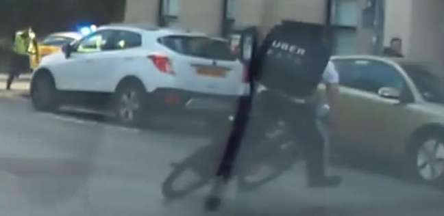 لقطة فيديو لسائق دراجة أوبر يتعترض هارب باسمتلندا