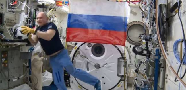 رائدا فضاء يلعبان كرة القدم على متن محطة الفضاء الدولية
