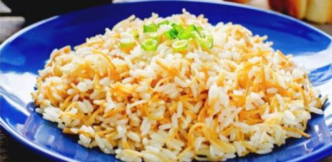 مكون يضاف إلى الأرز عند طهيه يحسن طعمه.. «هيخليه في حتة تانية» 