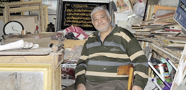 أحمد مصطفى صاحب محل لتصنيع البراويز فى الأزهر