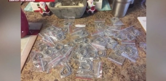 رجل يتلقى 48 سواراً من الماس بالبريد عن طريق الخطأ