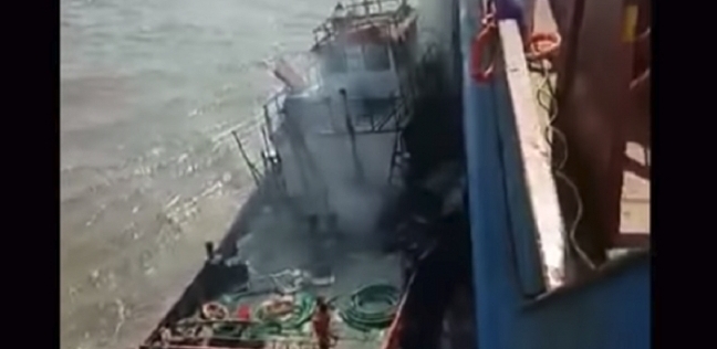 لحظة انفجار محرك قارب وغرقه