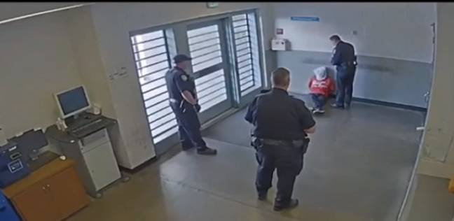 شرطي أمريكي يوجه لكمة قوية لمعتقل