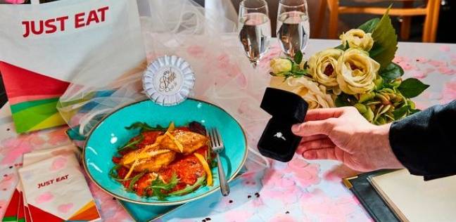 رجل يطلب الزواج من طبق "دجاج بالكاري"