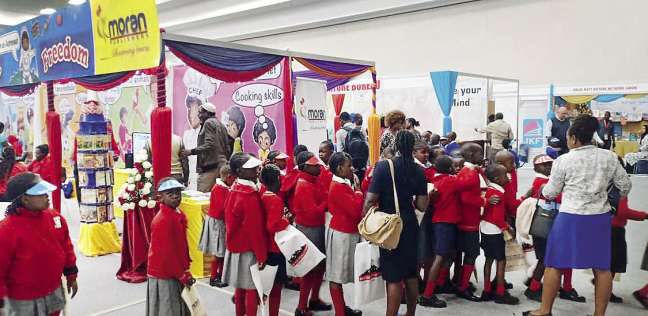 طلاب كينيون فى معرض «نيروبى» للكتاب