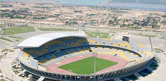 "عوة وبرد العجوزة" تغرقان ملعب برج العرب بالمياه قبل مباراة القمة