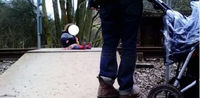 بسبب صورة .. زوجان يتركا طفلتهما الرضيعة على شريط قطار السكك الحديد