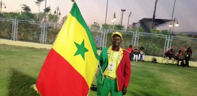 كبير مشجعى السنغال يحمل علم بلاده لتشجيعها فى بطولة أفريقيا