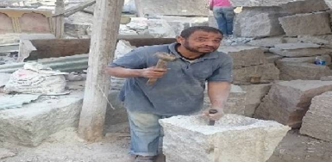 أحد العمال أثناء نحت حجر الجرانيت
