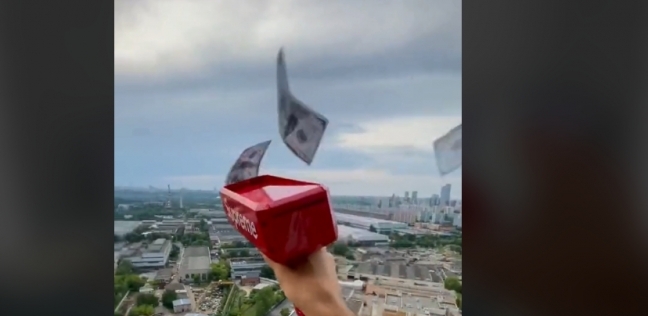 يوتيوبر شهير يرمي الأموال على المارة في الشارع «فيديو»