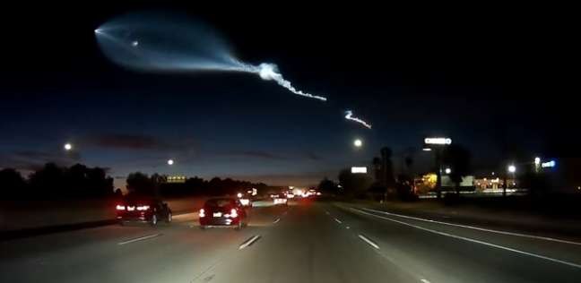 صاروخ في السماء وسيارات تتصادم على الأرض