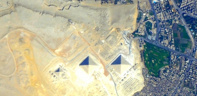 صورة مذهلة لأهرامات الجيزة الثلاثة