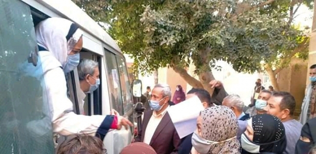 قافلة طبيبة تتجول داخل محافظة أسيوط لعلاج المرضي بالمجان