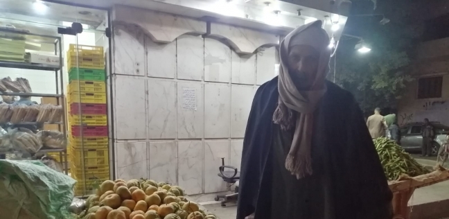 عم محمد بائع فاكهة يصرف مكسبه على مرض زوجته