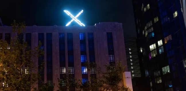 شعار «X» على مبنى تويتر
